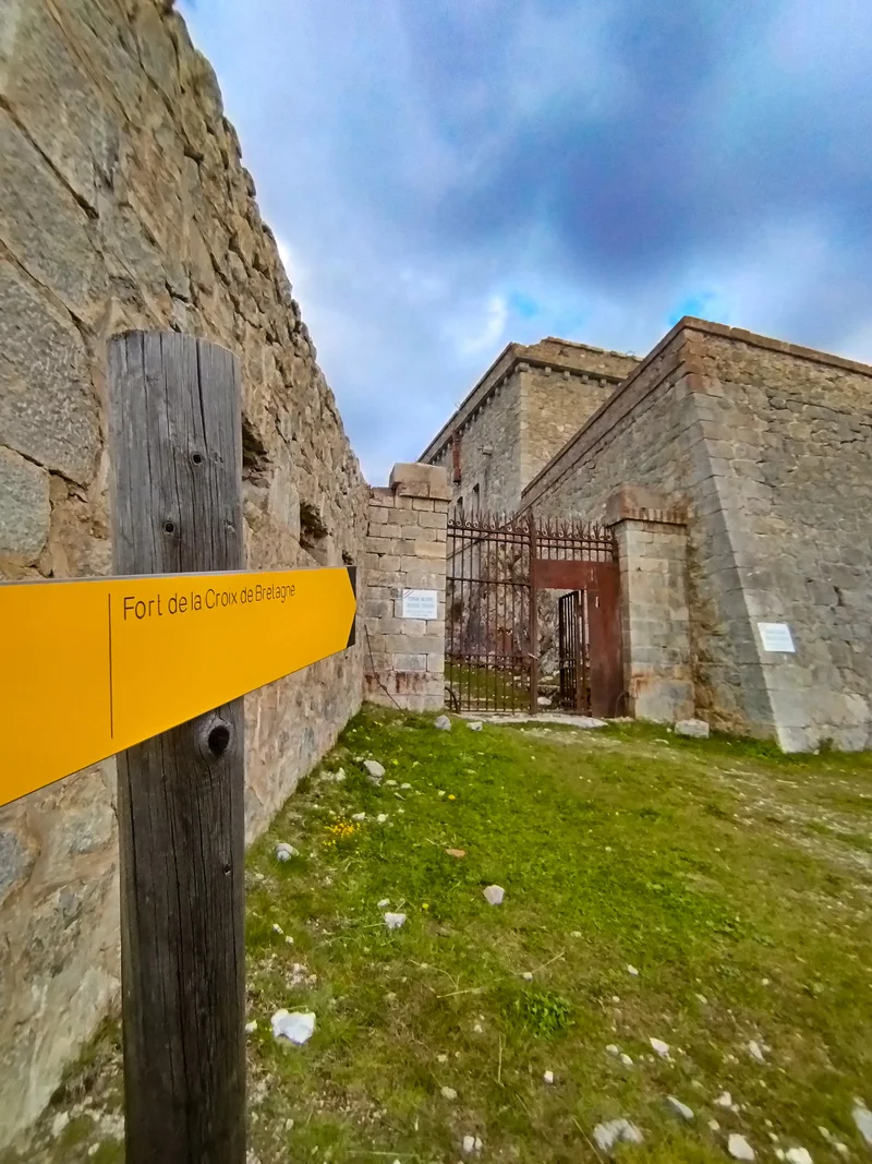 Panneau de signalétique au fort · © Gabriel CHARLIER · Droits d'auteur