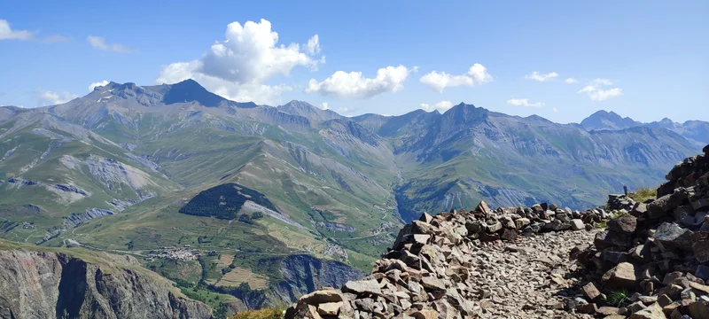 Panorama depuis le Belvédère et sentier caillouteux · © E.Chereau · Droits d'auteur