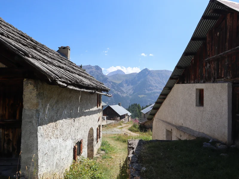 Les chalets du Granon et vue sur le ravin de la Lauze et pointe de Dormillouse · © Soline Morattel · Droits d'auteur