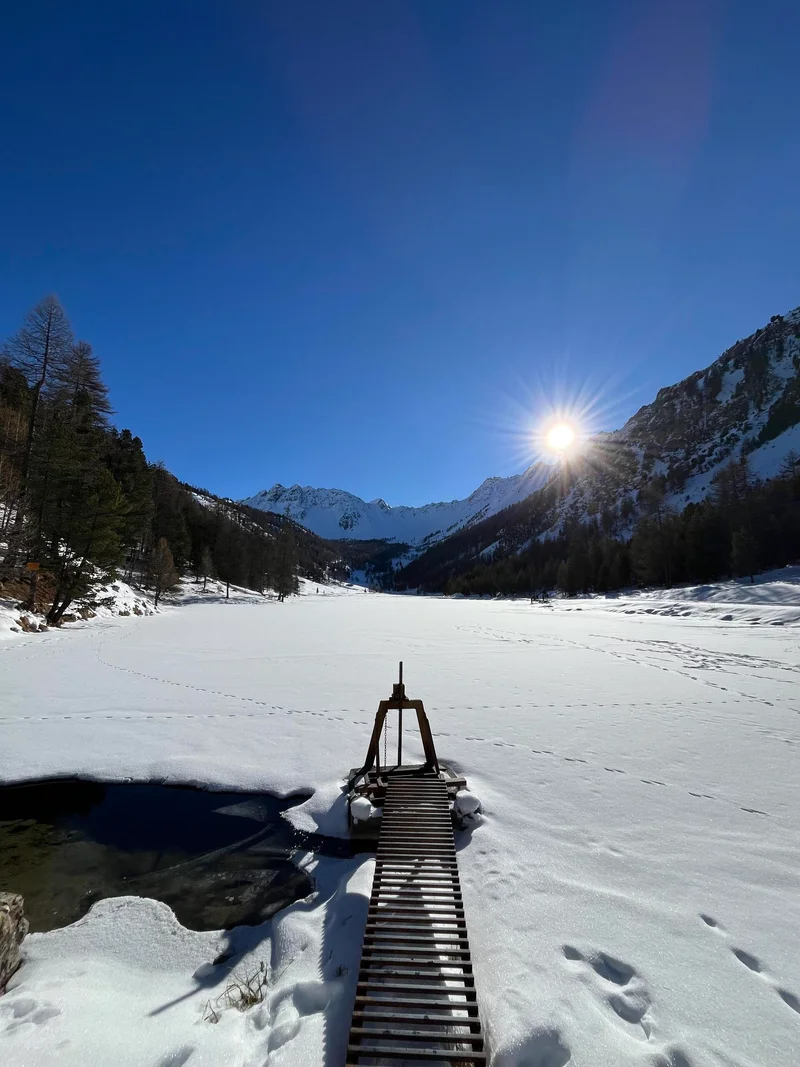 Lac de l'Orceyrette recouvert de neige et glace · © L.Fine · Droits d'auteur