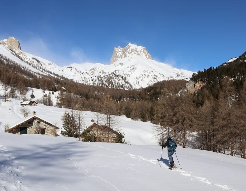 Arrivée en raquettes aux granges de la vallée étroite · © S.Morattel · Droits d'auteur
