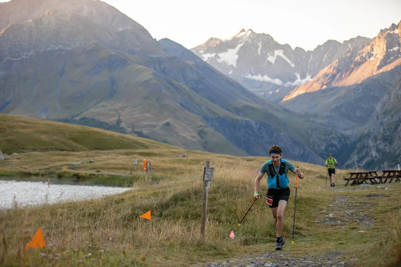 Coureur au lac du pontet pendant le Trail de la Meije · © ️Julien Gontard · Droits d'auteur