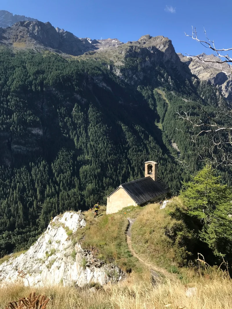 La Chapelle Notre-Dame de Bon Repos, redescente sur La Grave. · © Jenny Selberg