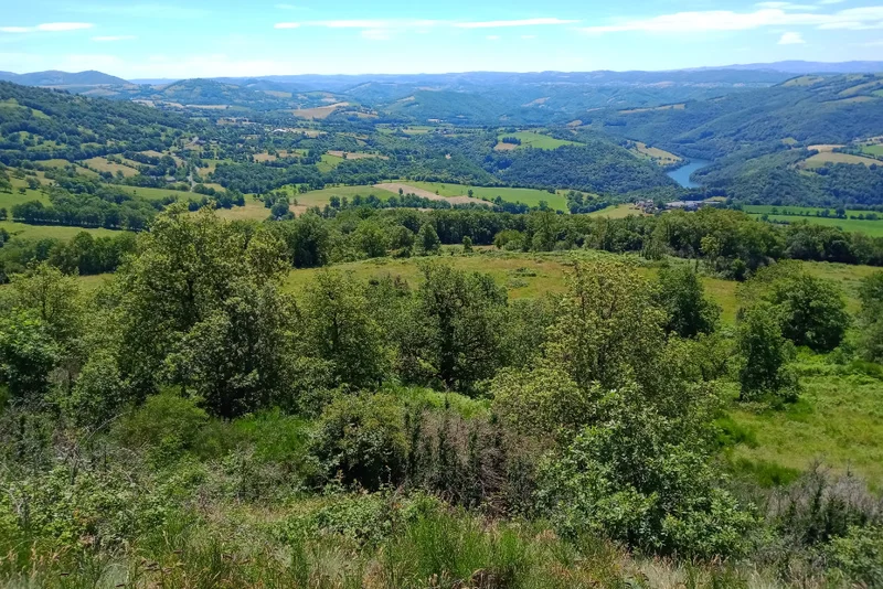 La fin des Boraldes avec la vallée du Lot et au loin le début des Cévennes · © V Colin