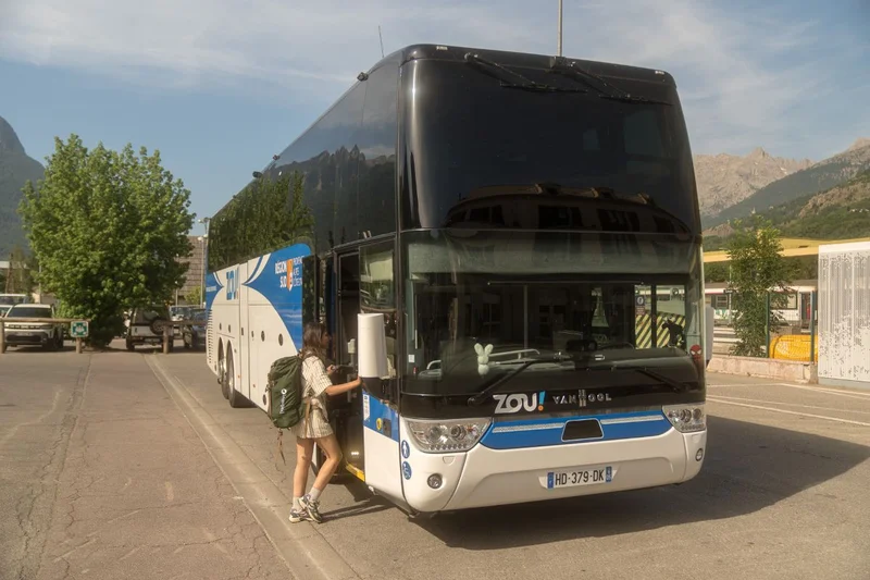 Bus vers le départ de la randonnée · © Benjamin Martinie - Parc national des Ecrins · Droits d'auteur